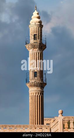 Minarett von Ulu Cami, auch bekannt als große Moschee von Mardin in der Türkei. Die große Moschee von Mardin, das Symbol von Mardin mit ihrer Kuppel und ihrem Minarett, Stockfoto