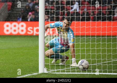 BRISTOL, GROSSBRITANNIEN. JAN 2nd der Torwart von Bristol City, Max O'Leary, sieht sich an, als Benik Afobe von Millwall am Sonntag, 2nd. Januar 2022, beim Sky Bet Championship-Spiel zwischen Bristol City und Millwall am Ashton Gate in Bristol eine Elfmeter abschießt. (Kredit: Kieran Riley | MI Nachrichten) Kredit: MI Nachrichten & Sport /Alamy Live Nachrichten Stockfoto