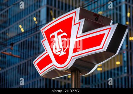 Schild der TTC oder Toronto Transit Commission at Night, Toronto, Kanada Stockfoto