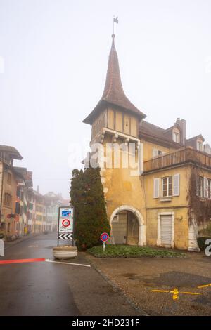 Le Landeron, der südliche Eingang der Stadt aus dem Jahr 1596, wird von einer zementierten bretèche überragt. Kanton Neuchâtel, Schweiz. Stockfoto