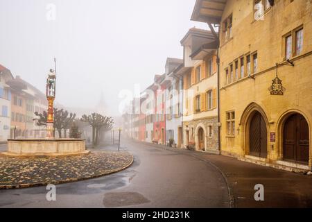 Le Landeron Stadt. Lange befestigte Marktstadt, zwischen 1325 und 1344 von Rudolf IV. Von Neuchâtel erbaut. Kanton Neuchâtel, Schweiz. Stockfoto