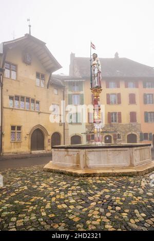 Le Landeron Stadt. Lange befestigte Marktstadt, zwischen 1325 und 1344 von Rudolf IV. Von Neuchâtel erbaut. Kanton Neuchâtel, Schweiz. Stockfoto