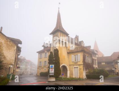 Le Landeron, der südliche Eingang der Stadt aus dem Jahr 1596, wird von einer zementierten bretèche überragt. Kanton Neuchâtel, Schweiz. Stockfoto