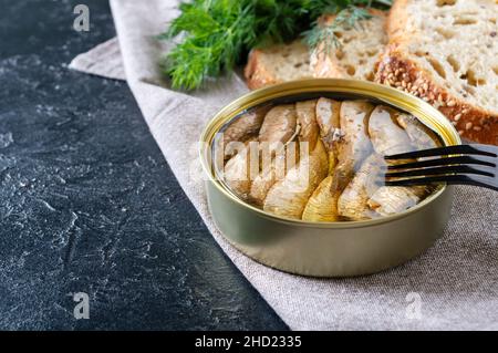 Geräucherte Sprossen in Öl in einer Blechdose. Köstliche Vorspeise aus Fisch. Stockfoto