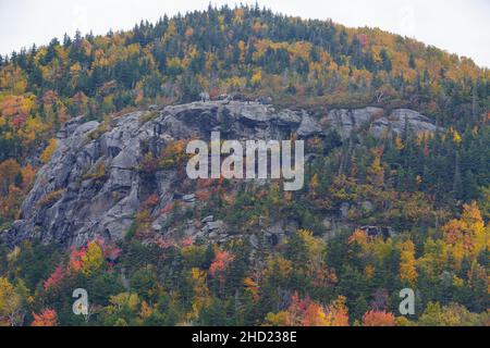 Künstler Bluff in Franken, New Hampshire an einem bewölkten Herbsttag im Oktober. Das Hotel liegt im nördlichen Teil des Franconia Notch State Park, diese felsige ou Stockfoto