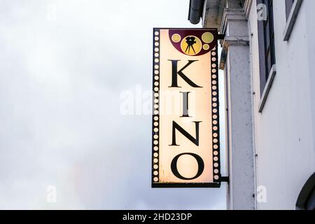 Ein Schild mit den Worten Kino hängt an der Wand eines Hauses Stockfoto