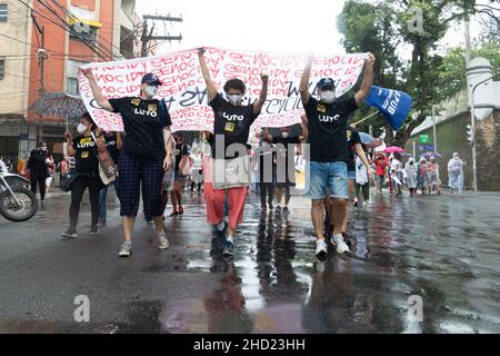 Salvador, Bahia, Brasilien - 24. Juli 2021: In der Stadt Salvador protestieren Menschen gegen die Regierung von Präsident Jair Bolsonaro. Sie verwenden Banner, Stockfoto