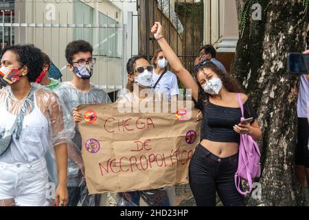 Salvador, Bahia, Brasilien - 24. Juli 2021: In der Stadt Salvador protestieren Menschen gegen die Regierung von Präsident Jair Bolsonaro. Sie verwenden Banner, Stockfoto