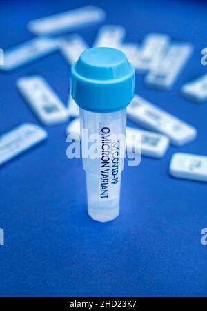 Omicron COVID-19 Variant Test Tube und Coronavirus Covid-19 Rapid Antigen Self-Testing . Stockfoto
