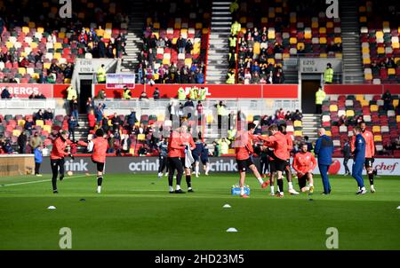 London, Großbritannien. 2nd Januar 2022. Brentford wärmt sich vor dem Premier League-Spiel zwischen Brentford und Aston Villa am 2. Januar 2022 im Brentford Community Stadium, London, England. Foto von Phil Hutchinson. Nur zur redaktionellen Verwendung, Lizenz für kommerzielle Nutzung erforderlich. Keine Verwendung bei Wetten, Spielen oder Veröffentlichungen einzelner Clubs/Vereine/Spieler. Kredit: UK Sports Pics Ltd/Alamy Live Nachrichten Stockfoto