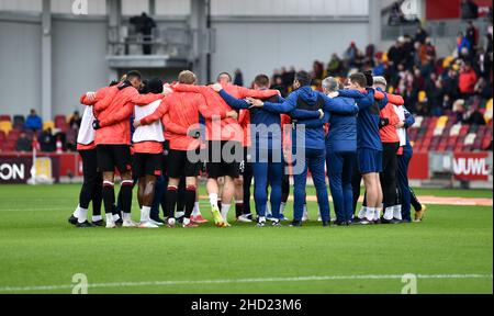 London, Großbritannien. 2nd Januar 2022. Brentford huddle vor dem Premier League-Spiel zwischen Brentford und Aston Villa am 2. Januar 2022 im Brentford Community Stadium, London, England. Foto von Phil Hutchinson. Nur zur redaktionellen Verwendung, Lizenz für kommerzielle Nutzung erforderlich. Keine Verwendung bei Wetten, Spielen oder Veröffentlichungen einzelner Clubs/Vereine/Spieler. Kredit: UK Sports Pics Ltd/Alamy Live Nachrichten Stockfoto