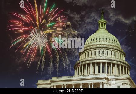 Feuerwerk über dem Capitol Hill mit dem Washington DC Capitol American Congress Stockfoto