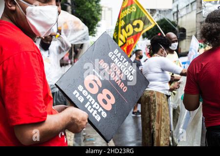 Salvador, Bahia, Brasilien - 24. Juli 2021: In der Stadt Salvador protestieren Menschen gegen die Regierung von Präsident Jair Bolsonaro. Sie verwenden Banner, Stockfoto