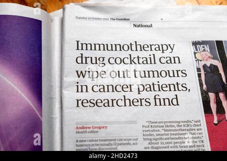 Forscher finden, dass ein Cocktail mit einem Immuntherapie-Medikament Tumoren bei Krebspatienten auslöschen kann“, titelt die Zeitung Guardian, Clipping London UK 2021 Stockfoto