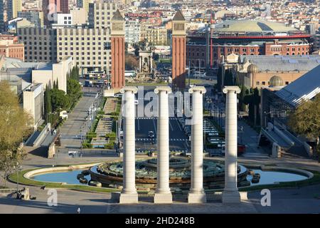 Spanien, Barcelona, der Platz von Spanien, die venezianischen Säulen, das Einkaufszentrum von Las Arenas vom Nationalen Kunstmuseum Kataloniens aus gesehen. Stockfoto