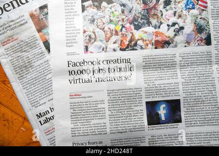 „Facebook schafft 10.000 Arbeitsplätze, um virtuelle „metaverse“ zu schaffen“, titelt die Zeitung Guardian am 18. Oktober 2021 in London, Großbritannien, einen Facebook-Artikel Stockfoto