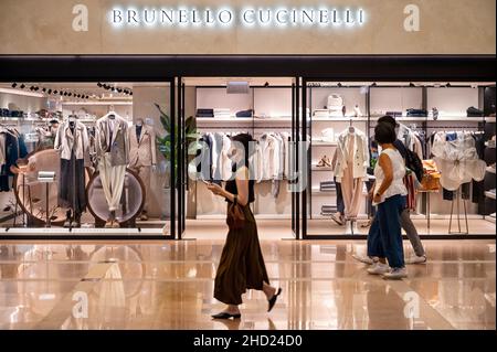 Hongkong, China. 7th August 2021. Shopper laufen am Geschäft der italienischen Luxusmode-Marke Brunello Cucinelli in Hongkong vorbei. (Bild: © Budrul Chukrut/SOPA Images via ZUMA Press Wire) Stockfoto
