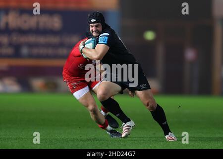 Llanelli, Großbritannien. 01st Januar 2022. Dan Evans von Ospreys macht eine Pause. United Rugby Championship Spiel, Scarlets gegen Ospreys im Parc y Scarlets Stadium in Llanelli, South Wales am Neujahrstag Samstag, 1st. Januar 2022, Das Spiel wird hinter verschlossenen Türen aufgrund der neuen walisischen Regierung covid Einschränkungen, die in Kraft getreten am 26th 2021. Dezember gespielt. Bild von Andrew Orchard / Andrew Orchard Sport Fotografie / Alamy Live News Kredit: Andrew Orchard Sport Fotografie / Alamy Live News Stockfoto