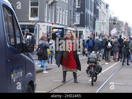 Amsterdam, Niederlande. 02nd Januar 2022. Tausende von Menschen versammeln sich auf der Straße, um gegen die Zwangsmaßnahmen in der Nähe des Museumplein zu protestieren, da die niederländische Anti-Riot-Polizei am 2. Januar 2022 in Amsterdam, Niederlande, die illegale Demonstration der rechtsextremen Anti-Vaxxer gegen die Beschränkungen des Coronavirus im Zuge der Coronavirus-Pandemie verbietet. Die Bürgermeisterin Femke Halsema klassifizierte den Museumplein als „Sicherheitsrisikogebiet“, was Polizeibeamten das Recht gab, jeden in diesem Gebiet zu überprüfen und zu durchsuchen, um illegale Demonstrationen und Vandalismus zu verhindern. (Foto von Paulo Amorim/Sipa USA) Quelle: SIPA USA/Alamy Live News Stockfoto