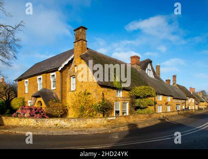 Großbritannien, England, Oxfordshire, Banbury, Wroxton, Silver Street, Wroxton House Hotel in attraktiven Cottages Stockfoto