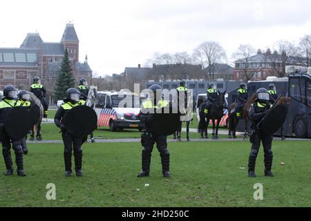 Amsterdam, Niederlande. 02nd Januar 2022. Die niederländische Anti-Riot-Polizei Verbot die illegale Demonstration der rechtsextremen Anti-Vaxxer gegen Einschränkungen des Coronavirus während der Coronavirus-Pandemie am 2. Januar 2022 in Amsterdam, Niederlande. Die Bürgermeisterin Femke Halsema klassifizierte den Museumplein als „Sicherheitsrisikogebiet“, was Polizeibeamten das Recht gab, jeden in diesem Gebiet zu überprüfen und zu durchsuchen, um illegale Demonstrationen und Vandalismus zu verhindern. (Foto von Paulo Amorim/Sipa USA) Quelle: SIPA USA/Alamy Live News Stockfoto