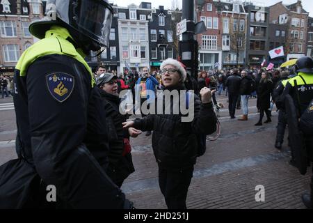 Amsterdam, Niederlande. 02nd Januar 2022. Die niederländische Anti-Riot-Polizei Verbot die illegale Demonstration der rechtsextremen Anti-Vaxxer gegen Einschränkungen des Coronavirus während der Coronavirus-Pandemie am 2. Januar 2022 in Amsterdam, Niederlande. Die Bürgermeisterin Femke Halsema klassifizierte den Museumplein als „Sicherheitsrisikogebiet“, was Polizeibeamten das Recht gab, jeden in diesem Gebiet zu überprüfen und zu durchsuchen, um illegale Demonstrationen und Vandalismus zu verhindern. (Foto von Paulo Amorim/Sipa USA) Quelle: SIPA USA/Alamy Live News Stockfoto