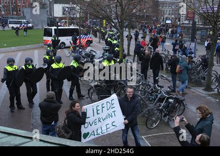 Amsterdam, Niederlande. 02nd Januar 2022. Die niederländische Anti-Riot-Polizei Verbot die illegale Demonstration der rechtsextremen Anti-Vaxxer gegen Einschränkungen des Coronavirus während der Coronavirus-Pandemie am 2. Januar 2022 in Amsterdam, Niederlande. Die Bürgermeisterin Femke Halsema klassifizierte den Museumplein als „Sicherheitsrisikogebiet“, was Polizeibeamten das Recht gab, jeden in diesem Gebiet zu überprüfen und zu durchsuchen, um illegale Demonstrationen und Vandalismus zu verhindern. (Foto von Paulo Amorim/Sipa USA) Quelle: SIPA USA/Alamy Live News Stockfoto