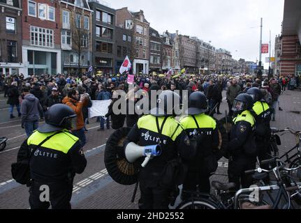 Amsterdam, Niederlande. 02nd Januar 2022. Die niederländische Anti-Riot-Polizei Verbot die illegale Demonstration der rechtsextremen Anti-Vaxxer gegen Einschränkungen des Coronavirus während der Coronavirus-Pandemie am 2. Januar 2022 in Amsterdam, Niederlande. Die Bürgermeisterin Femke Halsema klassifizierte den Museumplein als „Sicherheitsrisikogebiet“, was Polizeibeamten das Recht gab, jeden in diesem Gebiet zu überprüfen und zu durchsuchen, um illegale Demonstrationen und Vandalismus zu verhindern. (Foto von Paulo Amorim/Sipa USA) Quelle: SIPA USA/Alamy Live News Stockfoto