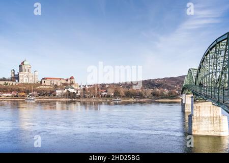 Blick auf die Esztergom Basilika in Ungarn von der Maria Valeria Brücke über die Donau Stockfoto