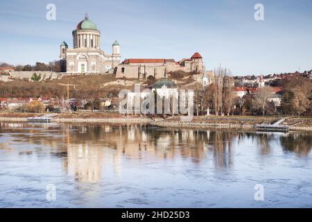 Blick auf die Esztergom Basilika in Ungarn von der Maria Valeria Brücke über die Donau Stockfoto