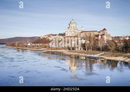 Blick auf die Esztergom Basilika in Ungarn von der Maria Valeria Brücke über die Donau Stockfoto