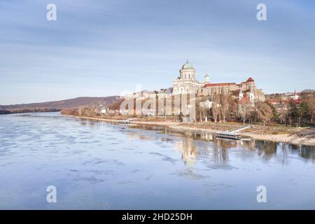 Blick auf die Esztergom Basilika in Ungarn von der Maria Valeria Brücke über die Donau Stockfoto