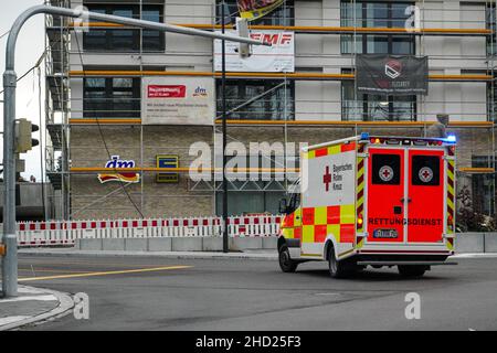 Ein Notarztwagen des Deutschen Roten Kreuzes auf einer Mission mit blauen Alarmleuchten. Stockfoto