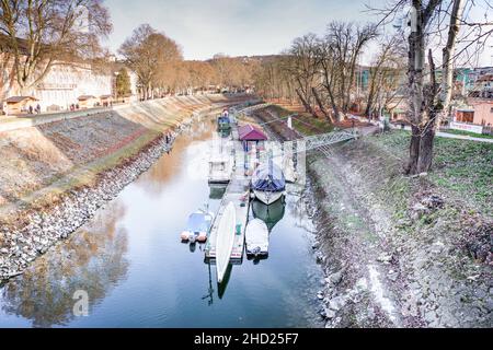 Kleine Boote liegen am Donaukanal, der durch Esztergom in Ungarn führt Stockfoto