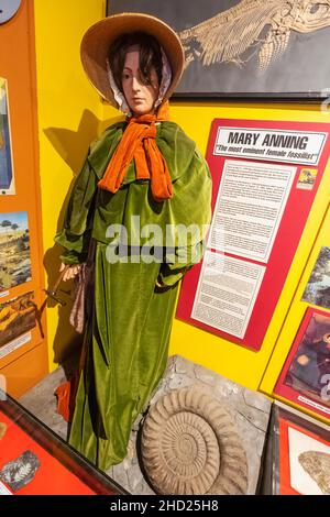 England, Dorset, Dorchester, das Dinosaur Museum, Statue of Mary Anning the Famous Female Fossilist Stockfoto