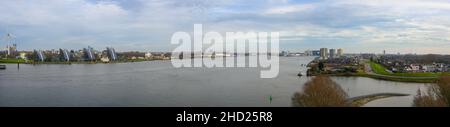 Panoramablick auf die Flüsse Nieuwe Maas und Hollandsche IJssel von der Brienenoordbrücke, Rotterdam in östlicher Richtung Stockfoto