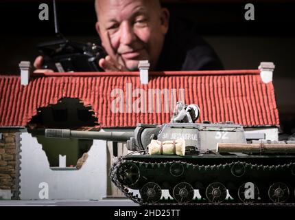 Roger Foster steuert eine Nachbildung des russischen SU-152-Panzers im Maßstab 1/16 von 1944 während des Panzermeetens der Manchester Military History Society in Hyde, Manchester. Bilddatum: Sonntag, 2. Januar 2022. Stockfoto