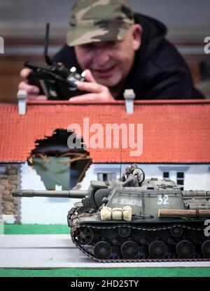 Roger Foster steuert eine Nachbildung des russischen SU-152-Panzers im Maßstab 1/16 von 1944 während des Panzermeetens der Manchester Military History Society in Hyde, Manchester. Bilddatum: Sonntag, 2. Januar 2022. Stockfoto