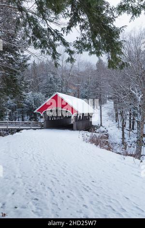 Die Flume Covered Bridge im Franconia Notch State Park in Lincoln, New Hampshire, ist an einem Wintermorgen schneebedeckt. Diese malerische Brücke überquert Stockfoto