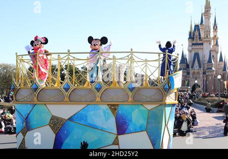 Urayasu, Japan. 1st Januar 2022. Disney-Figuren Mickey (R) und Minnie Maus (L) in traditionellen Kimono-Kleidern winken ihre Hände, um ihre Gäste bei einer Neujahrsparade im Tokyo Disneyland in Urayasu, einem Vorort von Tokio, am Samstag, dem 1. Januar 2022, zu begrüßen. Quelle: Yoshio Tsunoda/AFLO/Alamy Live News Stockfoto