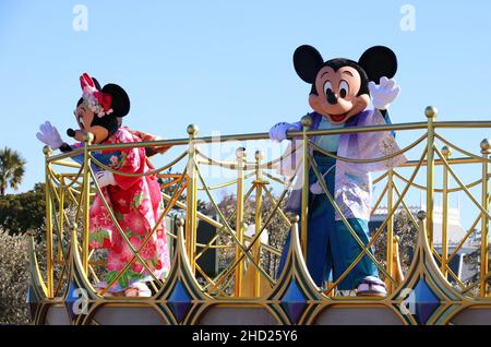 Urayasu, Japan. 1st Januar 2022. Disney-Figuren Mickey (R) und Minnie Maus (L) in traditionellen Kimono-Kleidern winken ihre Hände, um ihre Gäste bei einer Neujahrsparade im Tokyo Disneyland in Urayasu, einem Vorort von Tokio, am Samstag, dem 1. Januar 2022, zu begrüßen. Quelle: Yoshio Tsunoda/AFLO/Alamy Live News Stockfoto