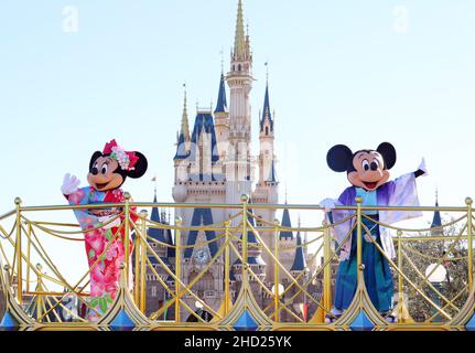 Urayasu, Japan. 1st Januar 2022. Disney-Figuren Mickey (R) und Minnie Maus (L) in traditionellen Kimono-Kleidern winken ihre Hände, um ihre Gäste bei einer Neujahrsparade im Tokyo Disneyland in Urayasu, einem Vorort von Tokio, am Samstag, dem 1. Januar 2022, zu begrüßen. Quelle: Yoshio Tsunoda/AFLO/Alamy Live News Stockfoto