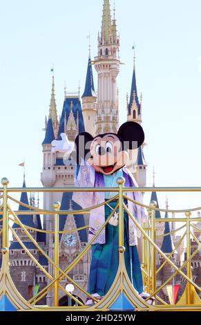 Urayasu, Japan. 1st Januar 2022. Disney-Figur Mickey Mouse im traditionellen Kimono-Kleid winkt mit der Hand, um seine Gäste bei einer Neujahrsparade im Tokyo Disneyland in Urayasu, einem Vorort von Tokio, am Samstag, den 1. Januar 2022 zu begrüßen. Quelle: Yoshio Tsunoda/AFLO/Alamy Live News Stockfoto