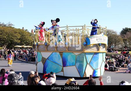 Urayasu, Japan. 1st Januar 2022. Disney-Figuren Mickey (C) und Minnie Maus (L) in traditionellen Kimono-Kleidern mit dem neuen Tokyo Disney Resort-Botschafter Mika Ogasawara (R) winken ihre Hände, um ihre Gäste am Samstag, dem 1. Januar 2022, bei einer Neujahrsparade im Tokyo Disneyland in Urayasu, einem Vorort von Tokio, zu begrüßen. Quelle: Yoshio Tsunoda/AFLO/Alamy Live News Stockfoto