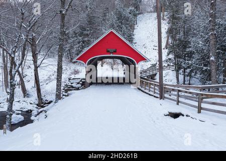 Die Flume Covered Bridge im Franconia Notch State Park in Lincoln, New Hampshire, ist an einem Wintermorgen schneebedeckt. Diese malerische Brücke überquert Stockfoto