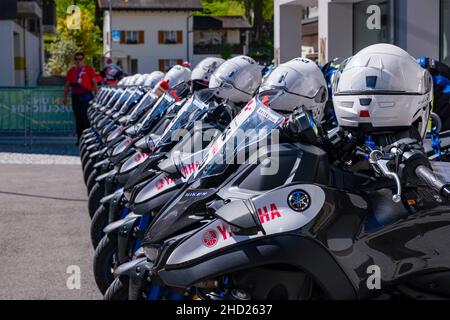 Begleitende Motorräder an der Tour de Suisse 2021, aufgereiht vor dem Start des Rennens. Stockfoto
