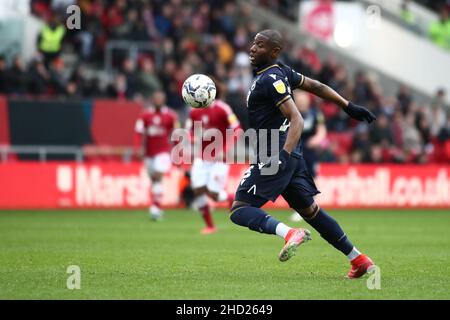 BRISTOL, GROSSBRITANNIEN. JAN 2nd Benik Afobe von Millwall mit dem Ball während des Sky Bet Championship-Spiels zwischen Bristol City und Millwall am Ashton Gate, Bristol am Sonntag, 2nd. Januar 2022. (Kredit: Kieran Riley | MI Nachrichten) Kredit: MI Nachrichten & Sport /Alamy Live Nachrichten Stockfoto