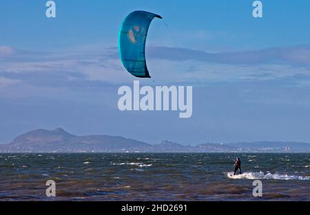 Longniddry, East Lothian, Schottland, Großbritannien. 2nd. Januar 2022. Stürmischer Wind mit 20 km/h und möglichen Böen von 35 km/h Temperatur von 8 Grad für die wenigen Kitesurfer, die sich auf den rauhen Firth of Forth wagten. Die Bedingungen gaben den erfahrenen Surfern gutes Potenzial, gute Luft zu bekommen. Credit: Arch White Stockfoto