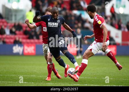 BRISTOL, GROSSBRITANNIEN. JAN 2nd Benik Afobe von Millwall mit dem Ball während des Sky Bet Championship-Spiels zwischen Bristol City und Millwall am Ashton Gate, Bristol am Sonntag, 2nd. Januar 2022. (Kredit: Kieran Riley | MI Nachrichten) Kredit: MI Nachrichten & Sport /Alamy Live Nachrichten Stockfoto