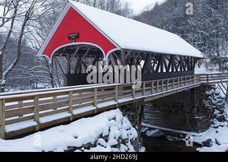 Die Flume Covered Bridge im Franconia Notch State Park in Lincoln, New Hampshire, war an einem Herbstmorgen schneebedeckt. Diese malerische Brücke überquert Stockfoto